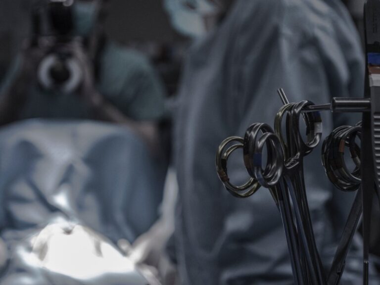 Niño entra a operación por una hernia y le hacen una vasectomía