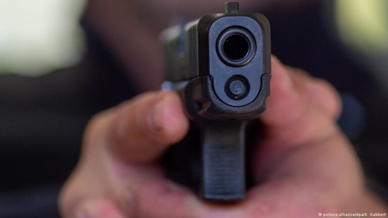 Hombre dispara a niños que jugaban frente a su casa; mata a menor de 3 años