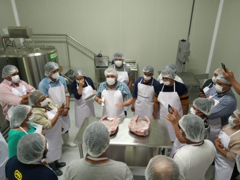 Capacita SIA a 15 ovinocultores en cortes finos de cordero