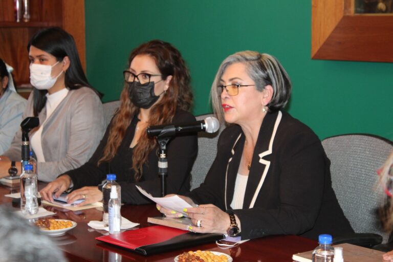 Entrega presidenta de la CEDH 1er informe anual al Congreso local