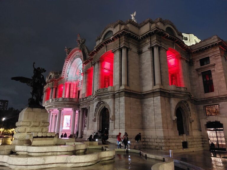Se iluminan sitios emblemáticos por Día Mundial del Donante de Sangre 2022