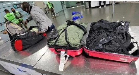 Pasajero intentó abordar vuelo con 2 mdp en su maleta