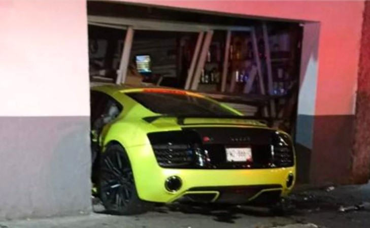 Sujeto estrella su auto de 3 millones de pesos en local de CDMX