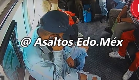 Mujer suplica por su medicamento durante asalto