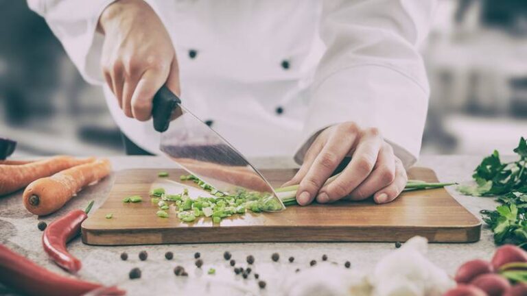 Un restaurante en Canadá busca cocineros y ofrece sueldo de 37 mil pesos