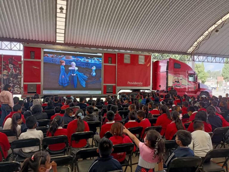 Realiza SEPE exitoso programa «Cine Escolar al Aire Libre»