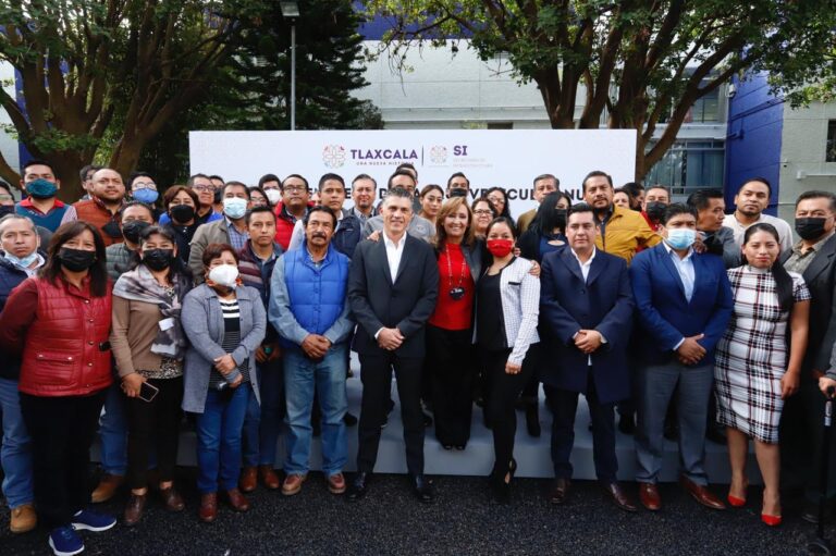 Gobernadora Entregó Automóviles Nuevos a Trabajadores de la SI