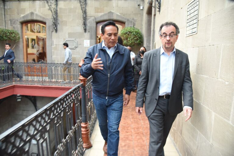 Recibe el alcalde de Tlaxcala al embajador de la Reina Isabel II en México