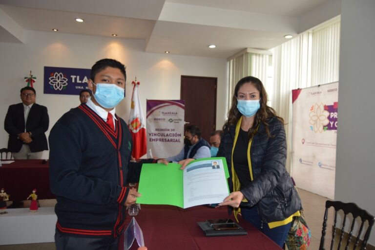 Conalep refuerza vínculos con Sedeco, entregan currículos vitae de alumnos