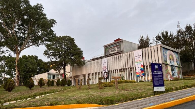 Autoridades educativas atienden a padres de familia de primaria de Tlacuilohcan