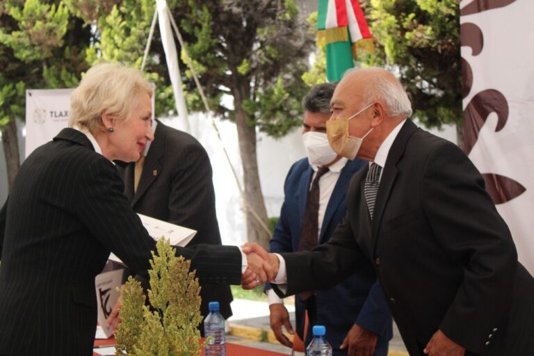 Celebra Coltlax su 21 Aniversario con Actividades Académicas