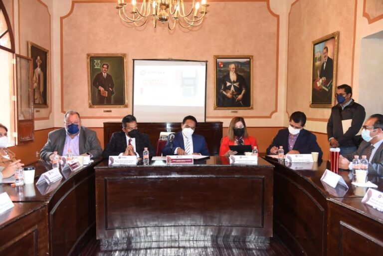 Cabildo de Tlaxcala y empresarios signan histórico convenio para pago de licencias