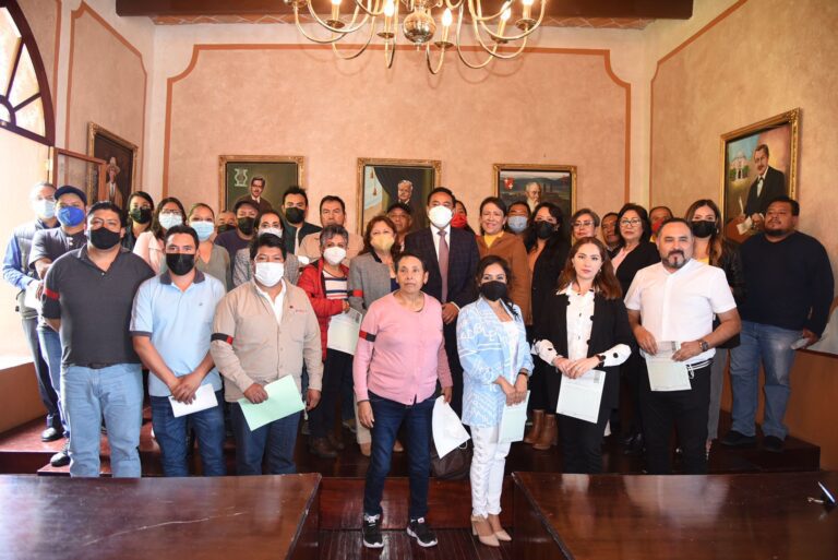 Ayuntamiento de Tlaxcala entrega reconocimientos y apoyos a trabajadores