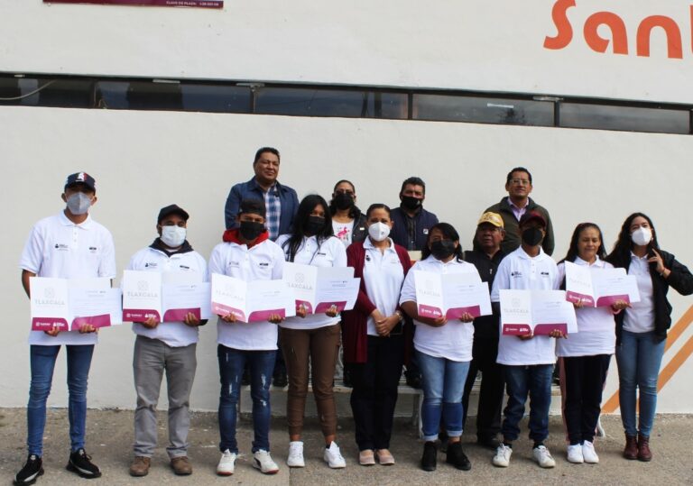 Entrega ITEA 58 certificados a personas de Xaloztoc, Huamantla y Zitlaltepec
