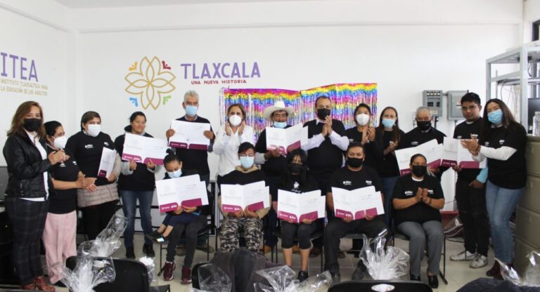 Culminan su Educación Básica 70 Personas de Cuatro Municipios