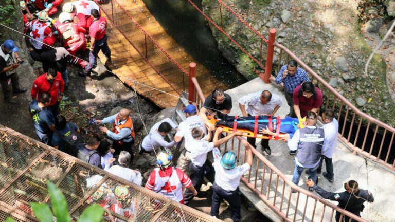 Cesan a 4 funcionarios por colapso de puente en Cuernavaca