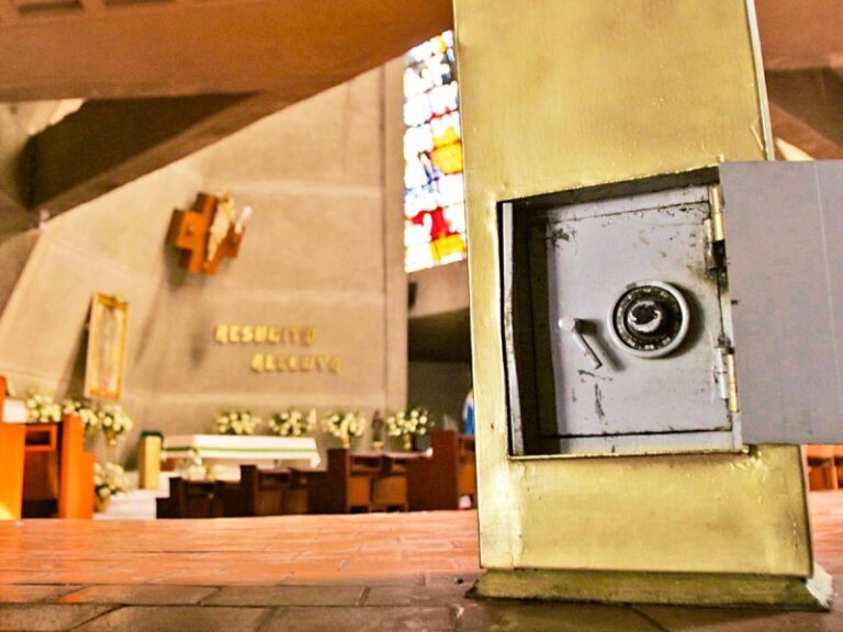 Roban hasta 26 iglesias cada semana; también les cobran derecho de piso