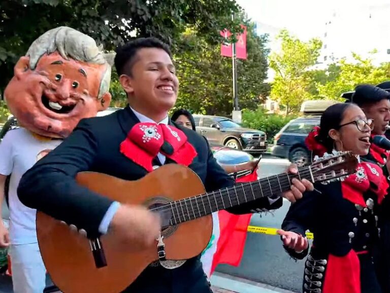 Le cantan migrantes a López Obrador en EU