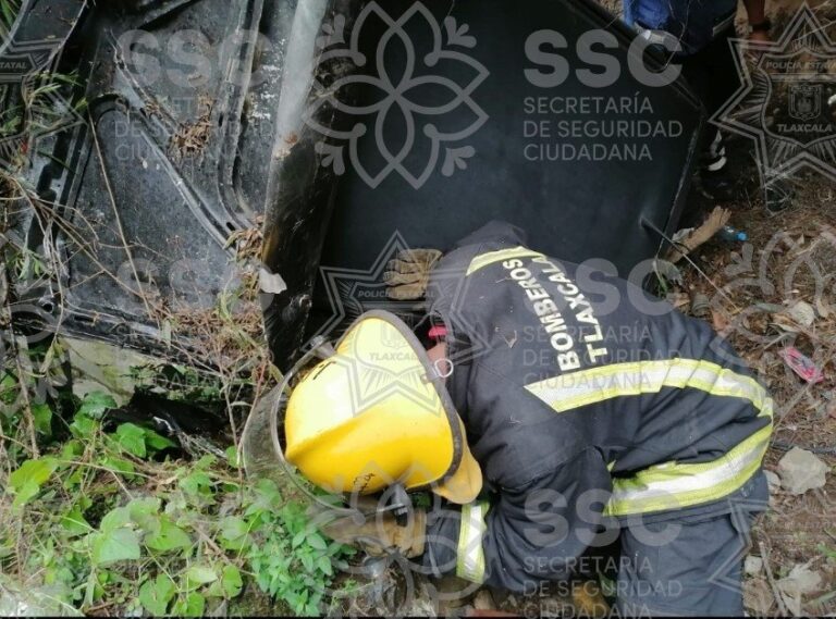 Atiende SSC rescate de familia accidentada en Tizatlán