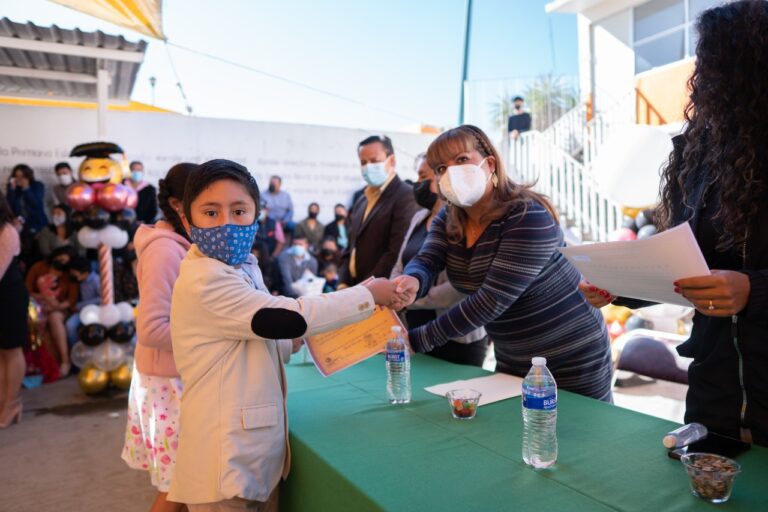 Diputada Gabriela Brito apadrina generación 2016-2022 de primaria «Isidro Candia»