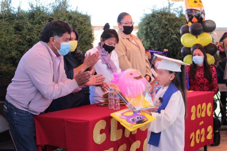 Apadrina Vicente Morales a graduados de primaria en Xaltocan