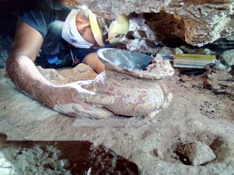 El INAH recupera una vasija maya de una cueva de Playa del Carmen   