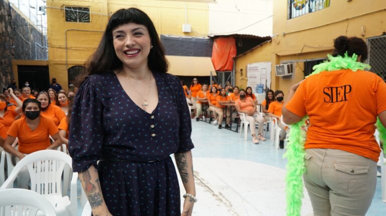 Mon Laferte visita a mujeres en CERESO de Sonora
