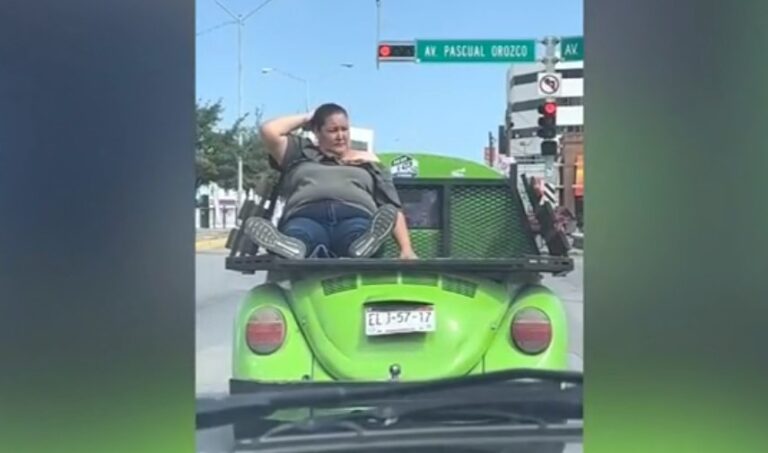 Hombre tunea su vochito y adapta un asiento para la suegra