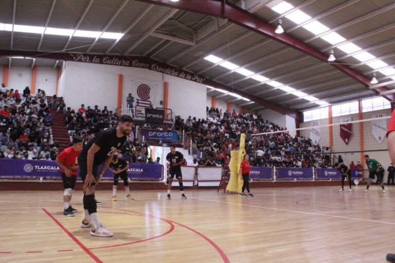 Disfrutan tlaxcaltecas juego de exhibición de selección nacional de voleibol de sala