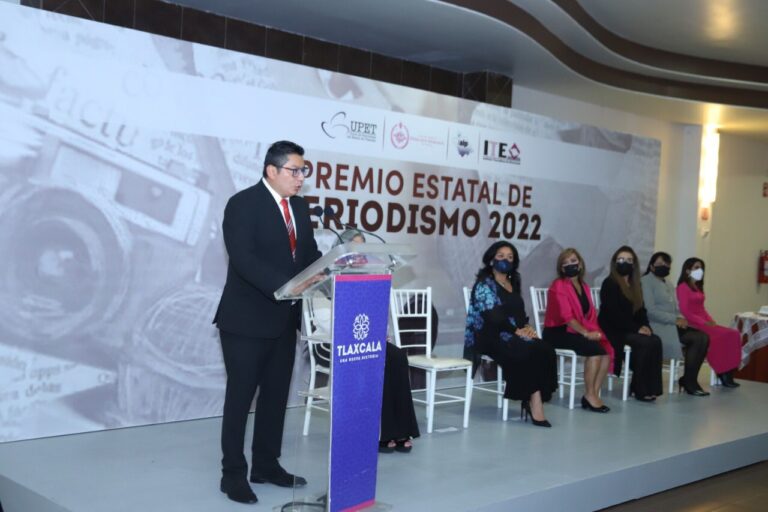 Entrega UPET premios de periodismo a 15 reporteros tlaxcaltecas