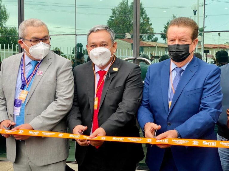 El Secretario General del CEN del SNTE Alfonso Cepeda Salas entrega el proyecto de remodelación de la Sección 31 del SNTE