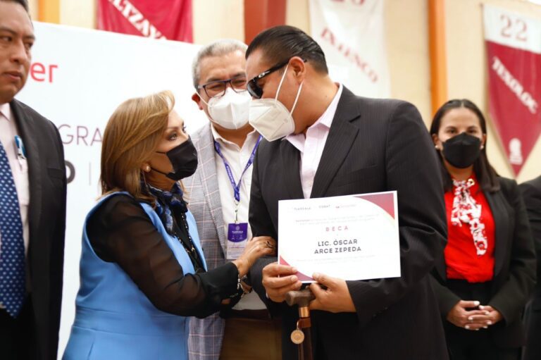 Gobernadora entregó becas Santander a comunidad del Cobat