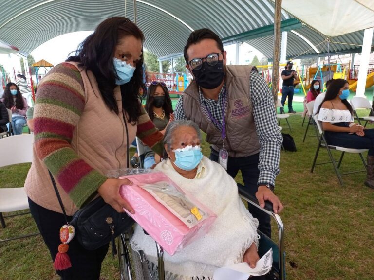 Mujeres afectadas por cáncer de mama reciben prótesis gratuita: Beneficencia Pública