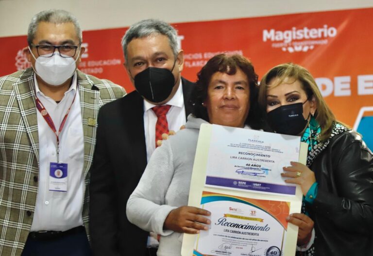 Gobierno Estatal Entrega Reconocimientos a Personal de la sección 31 del SNTE