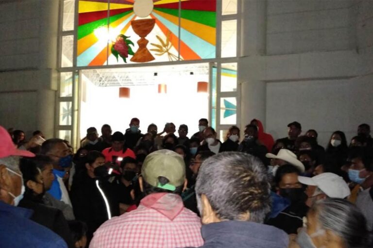 Expulsan a sacerdote de pueblo en Hidalgo; ‘que se vaya’ gritan pobladores