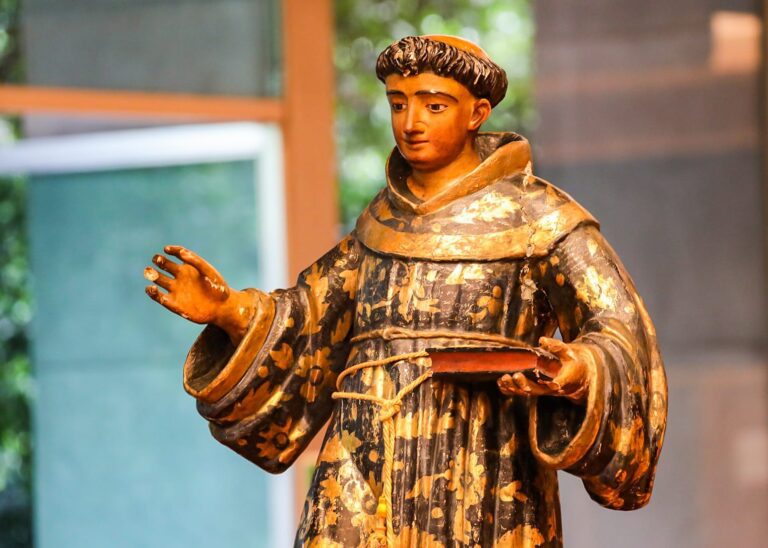 Entrega Estados Unidos a México escultura virreinal robada hace 20 años