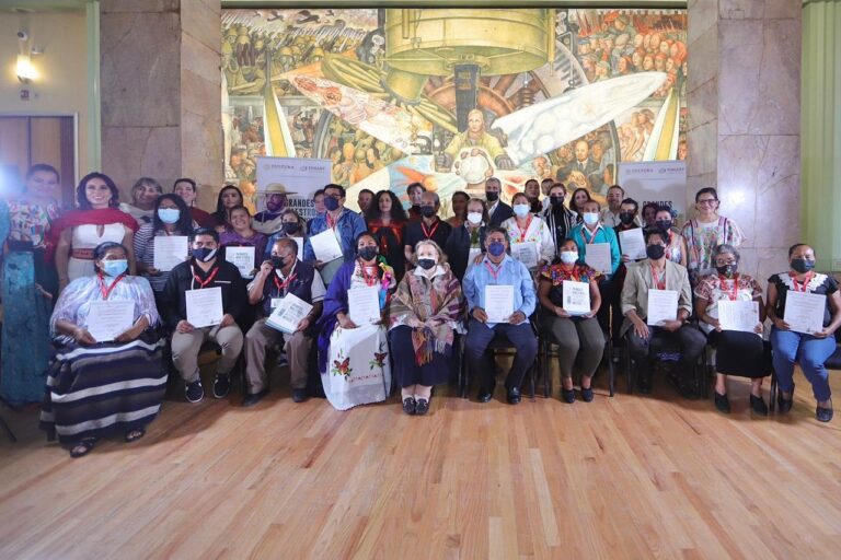 Grandes Maestros del Patrimonio Artesanal de México son premiados en el Palacio de Bellas Artes