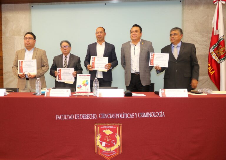 Presentan en UATx libro sobre alternancia en los gobiernos municipales
