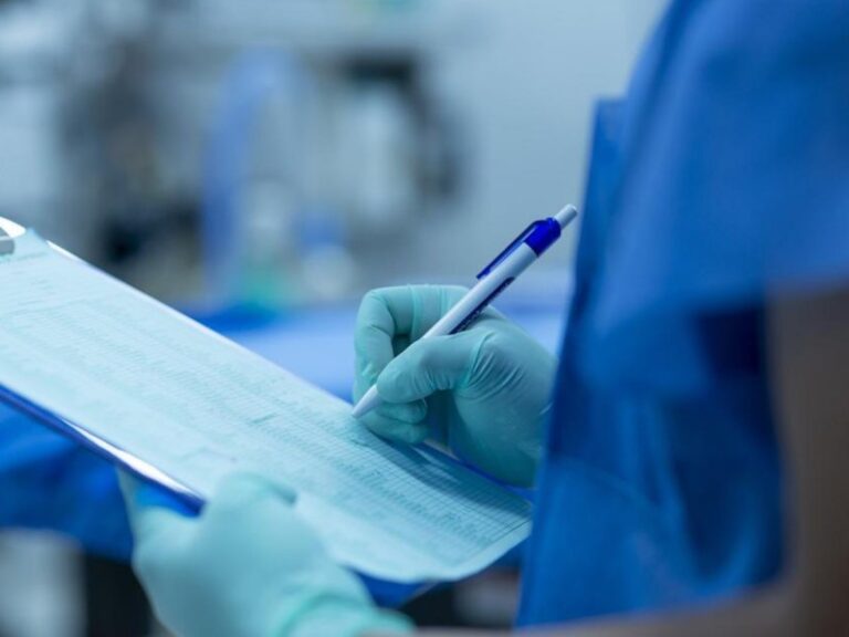 Médico realiza cesárea 3 meses antes de tiempo y vuelve a coser