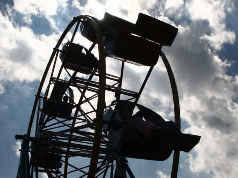 Muere adolescente tras caer de juego mecánico en feria del Edomex