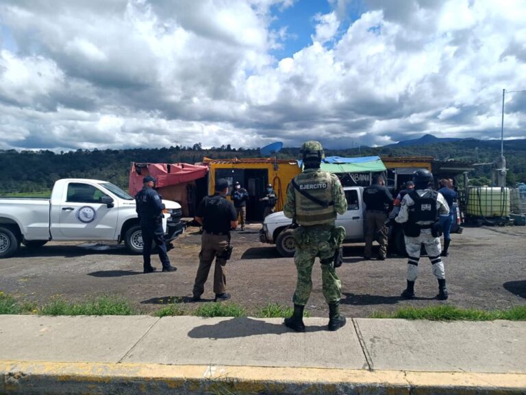 En tres órdenes de cateo simultáneos la FGR asegura hidrocarburo, pastillas y a tres personas