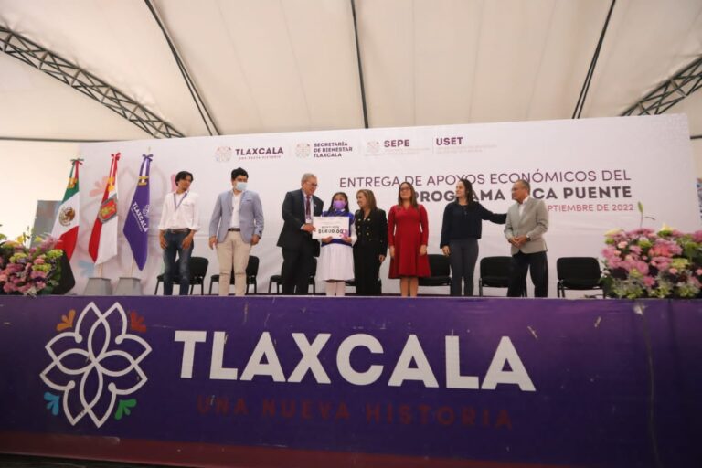 Gobernadora Entrega «Beca Puente» a Estudiantes Para Evitar Deserción Escolar