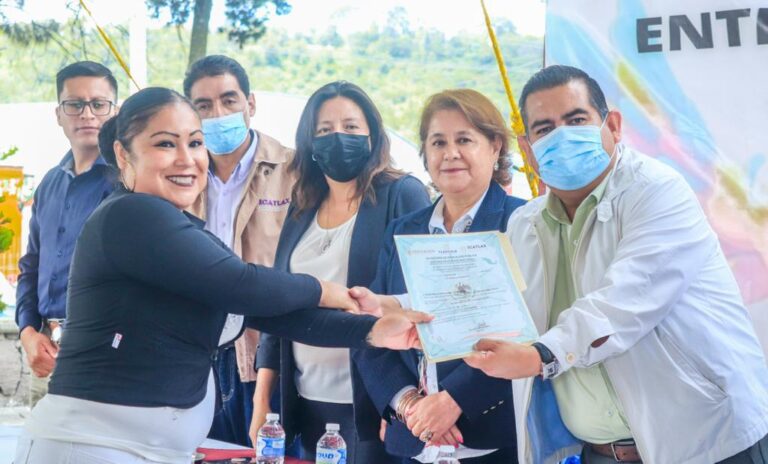 Entrega Icatlax 367 constancias en Nanacamilpa, Hueyotlipan y Benito Juárez