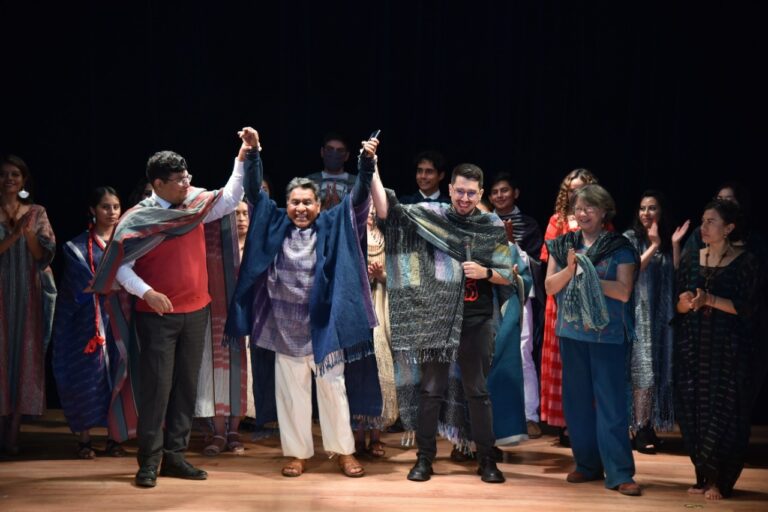 En Conferencia y Pasarela Resaltan el Arte Textil del Estado