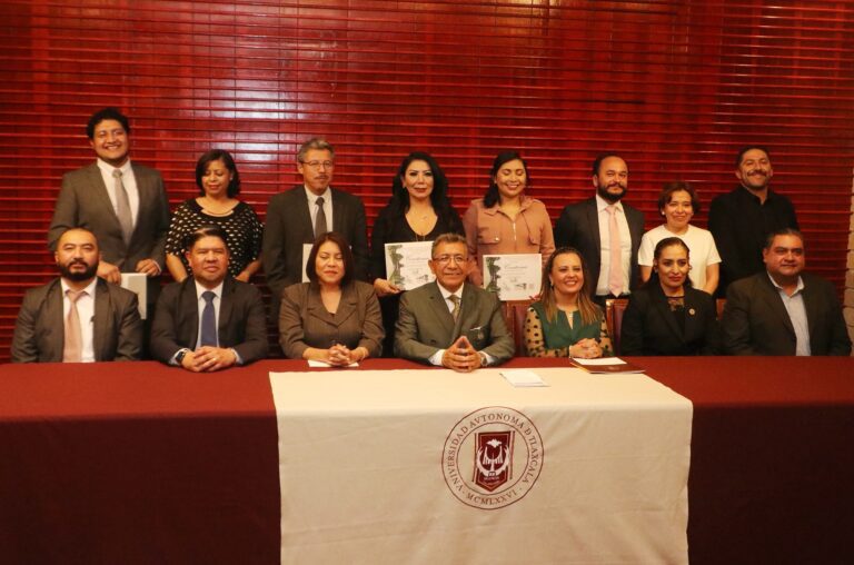 Culminan estudios de doctorado en ciencias sociales en la UATx