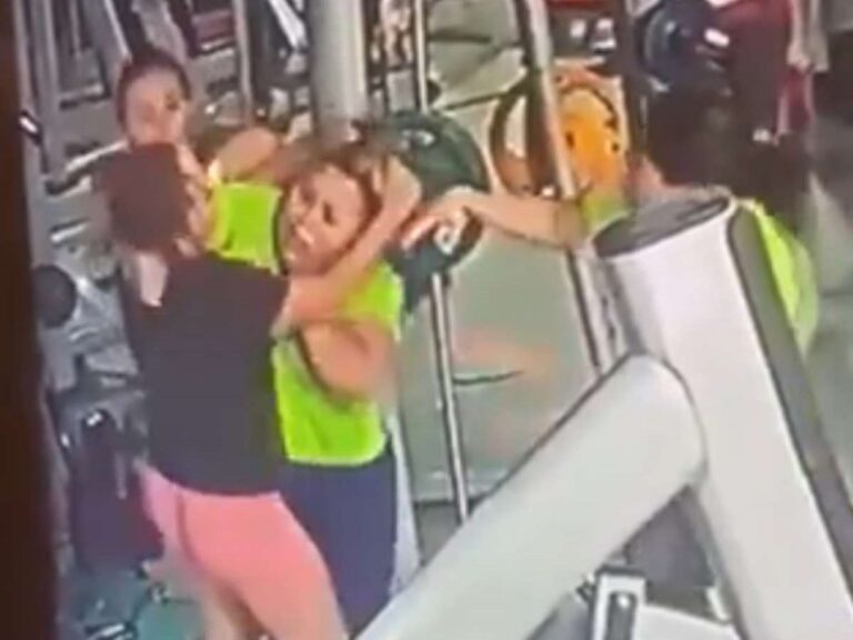 VIDEO: Mujeres pelean por aparato de ejercicio