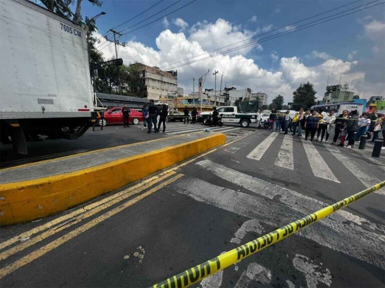 Muere niño que iba en moto con su mamá en CDMX