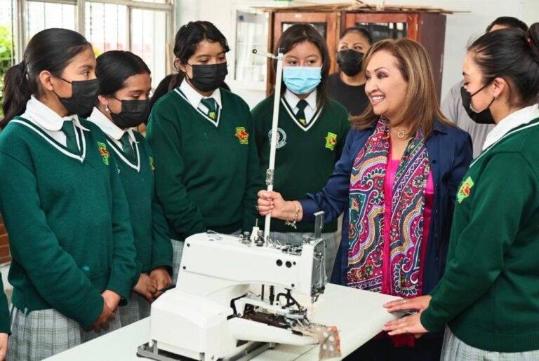 Entregó Gobernadora Equipamiento y Máquinas de Coser en la Escuela «Valentín Gómez Farías»