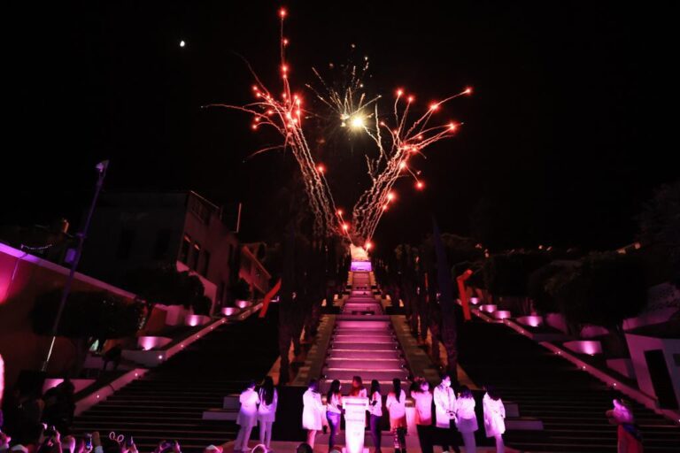 Iluminan Escalinatas de Tlaxcala de Rosa Contra el Cáncer de Mama