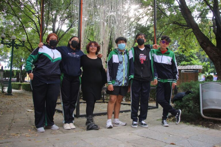 Alumnos del CECyTE construyen instalación monumental para el cervantino